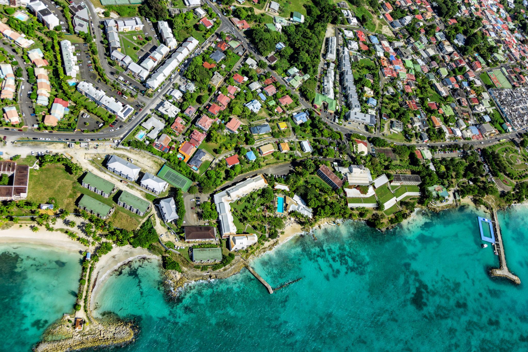 Vue aérienne d'une commune des Antilles