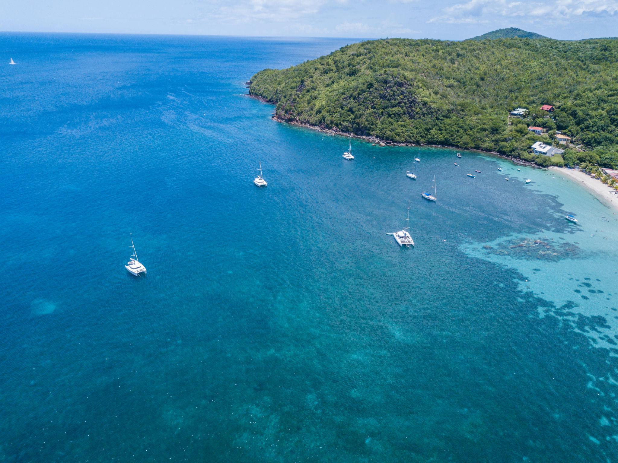 Baie tropicale aux eaux turquoise